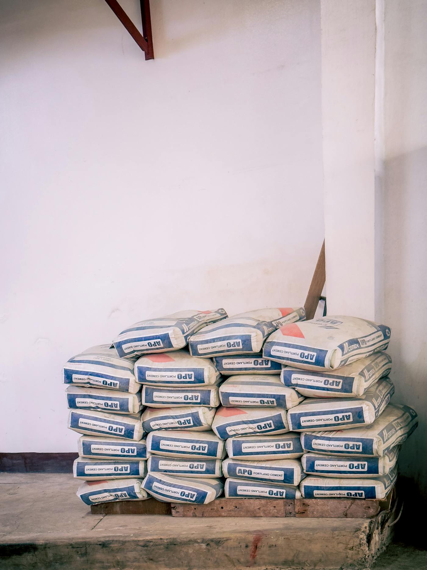 Sacs de ciment stockés sur palette