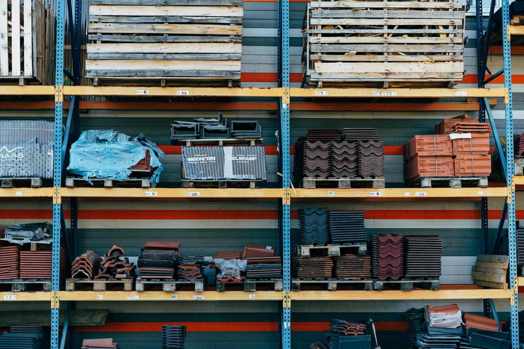 Racks de matériaux de construction en entrepôt